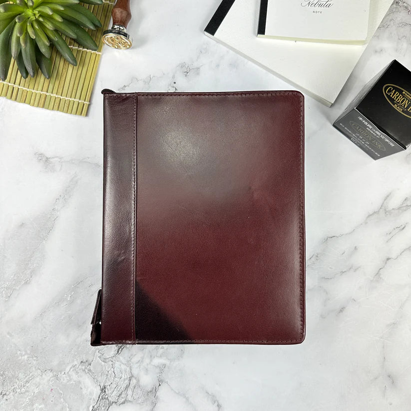 Indulge in the epitome of elegance with the Girologio 24 Zippered Pen Case. Meticulously crafted from premium, eco-friendly tanned leather, this zippered case promises a lavish velvet interior and generous space to securely accommodate up to 24 pens. Girologio once again emerges as a superior choice for safeguarding your cherished writing instruments, seamlessly combining plush softness and flexibility with unparalleled toughness and durability.