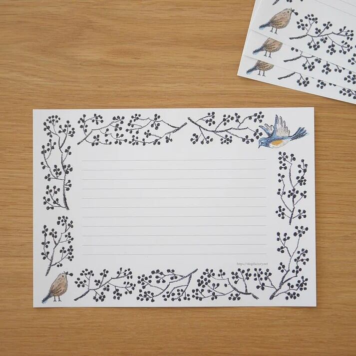 Featuring charming watercolor of various birds from Japanese illustrator 4legs
It is a convenient size that is not too big or too small. You can use it as a communication tool for small thank you and announcements. It is a great gift for people who like paper. The gorgeous and gentle designs will make you feel warm and fuzzy.
Contents: 40 sheets (10 types x 4 sheets each)
Size: A5 size (148mm×210mm)