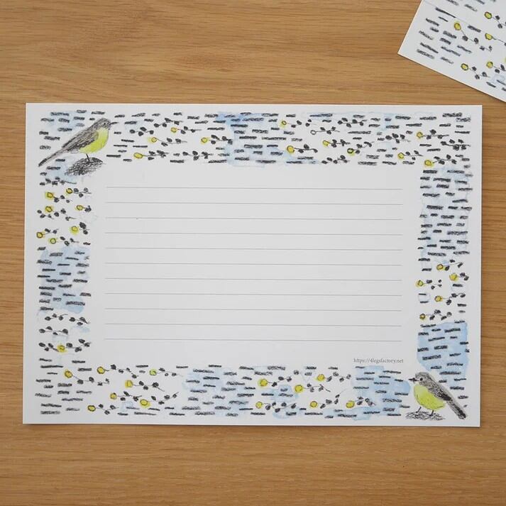 Featuring charming watercolor of various birds from Japanese illustrator 4legs
It is a convenient size that is not too big or too small. You can use it as a communication tool for small thank you and announcements. It is a great gift for people who like paper. The gorgeous and gentle designs will make you feel warm and fuzzy.
Contents: 40 sheets (10 types x 4 sheets each)
Size: A5 size (148mm×210mm)