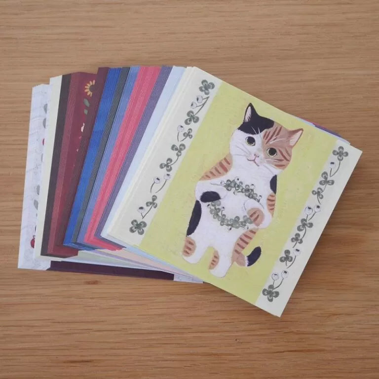 Featuring charming watercolor of cats with flowers and plants from Japanese illustrator 4legs
It is a convenient size that is not too big or too small. Please use it as a communication tool for small thank you and announcements. There are no lines on the front side, so you can use it freely as a shop card or business card with stamps and stickers as well as memos and letters. It is a great gift for people who like paper. The gorgeous and gentle designs will