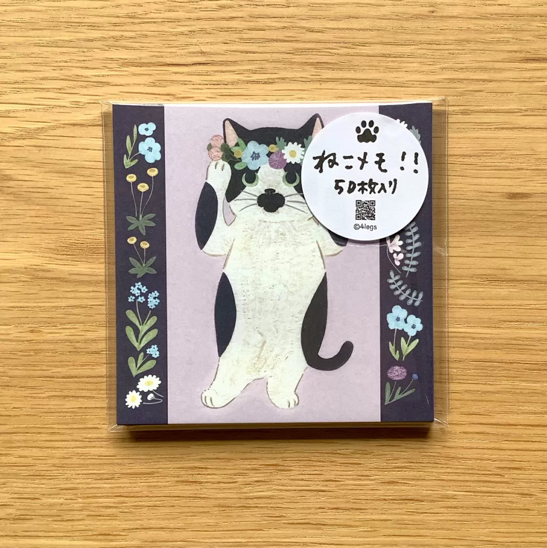 Featuring charming watercolor of a cat fixing their flower crown from Japanese illustrator 4legs
It is a convenient size that is not too big or too small. Please use it as a communication tool for small thank you and announcements. There are no lines on the front side, so you can use it freely as a shop card or business card with stamps and stickers as well as memos and letters. It is a great gift for people who like paper. The gorgeous and gentle designs w