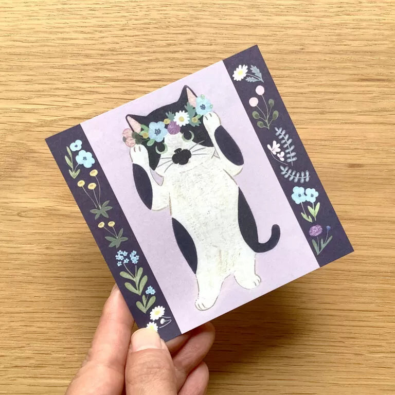 Featuring charming watercolor of a cat fixing their flower crown from Japanese illustrator 4legs
It is a convenient size that is not too big or too small. Please use it as a communication tool for small thank you and announcements. There are no lines on the front side, so you can use it freely as a shop card or business card with stamps and stickers as well as memos and letters. It is a great gift for people who like paper. The gorgeous and gentle designs w