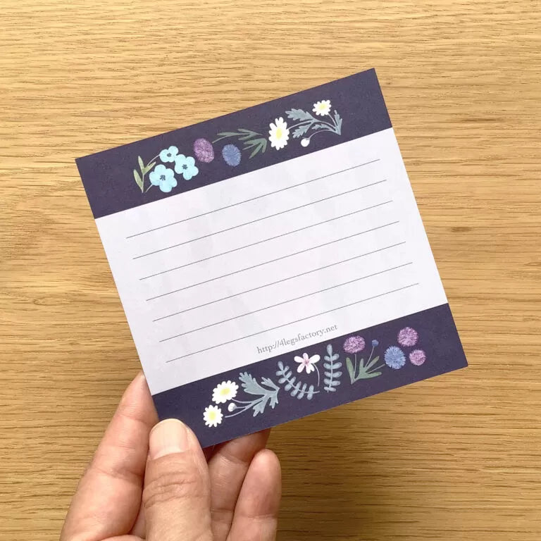 Featuring charming watercolor of a cat fixing their flower crown from Japanese illustrator 4legs
It is a convenient size that is not too big or too small. Please use it as a communication tool for small thank you and announcements. There are no lines on the front side, so you can use it freely as a shop card or business card with stamps and stickers as well as memos and letters. It is a great gift for people who like paper. The gorgeous and gentle designs w