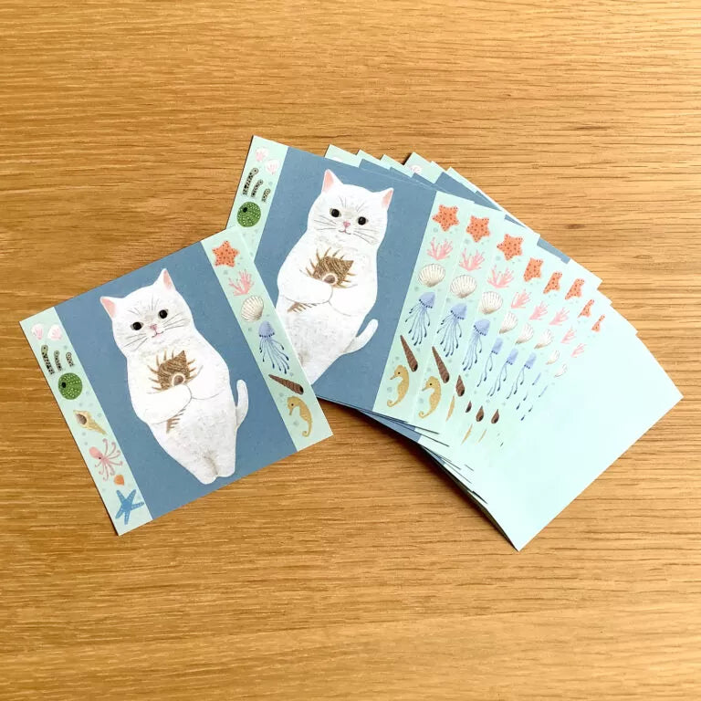4legs Cat Memo - New #3 Shiro-Neko
Featuring charming watercolor of a cat holding a shell from Japanese illustrator 4legs
It is a convenient size that is not too big or too small. Please use it as a communication tool for small thank you and announcements. There are no lines on the front side, so you can use it freely as a shop card or business card with stamps and stickers as well as memos and letters. It is a great gift for people who like paper. The gorgeous