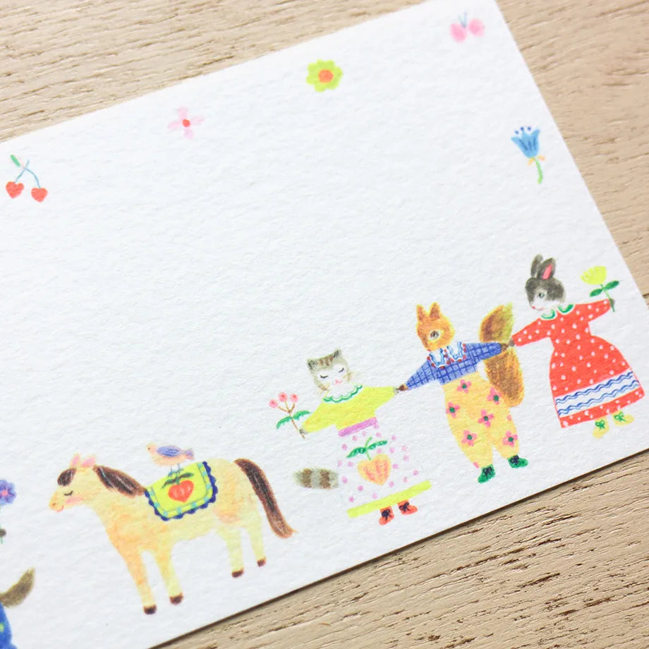 Animals dressed in fashionable clothes and cute flowers are drawn in a one-stroke note by illustrator Aiko Fukawa. Since it uses fluorescent ink, the bright color is cute. Use it to write a small letter or thank you.
It comes in a set of 4 patterns, so you can use it according to your mood and the person you are sending it to.
It is made of Mino washi paper with a pleasant rough texture, and you can also enjoy the unique writing comfort of washi paper.
Mino washi paper
4 patterns, 5 sheets each&nb