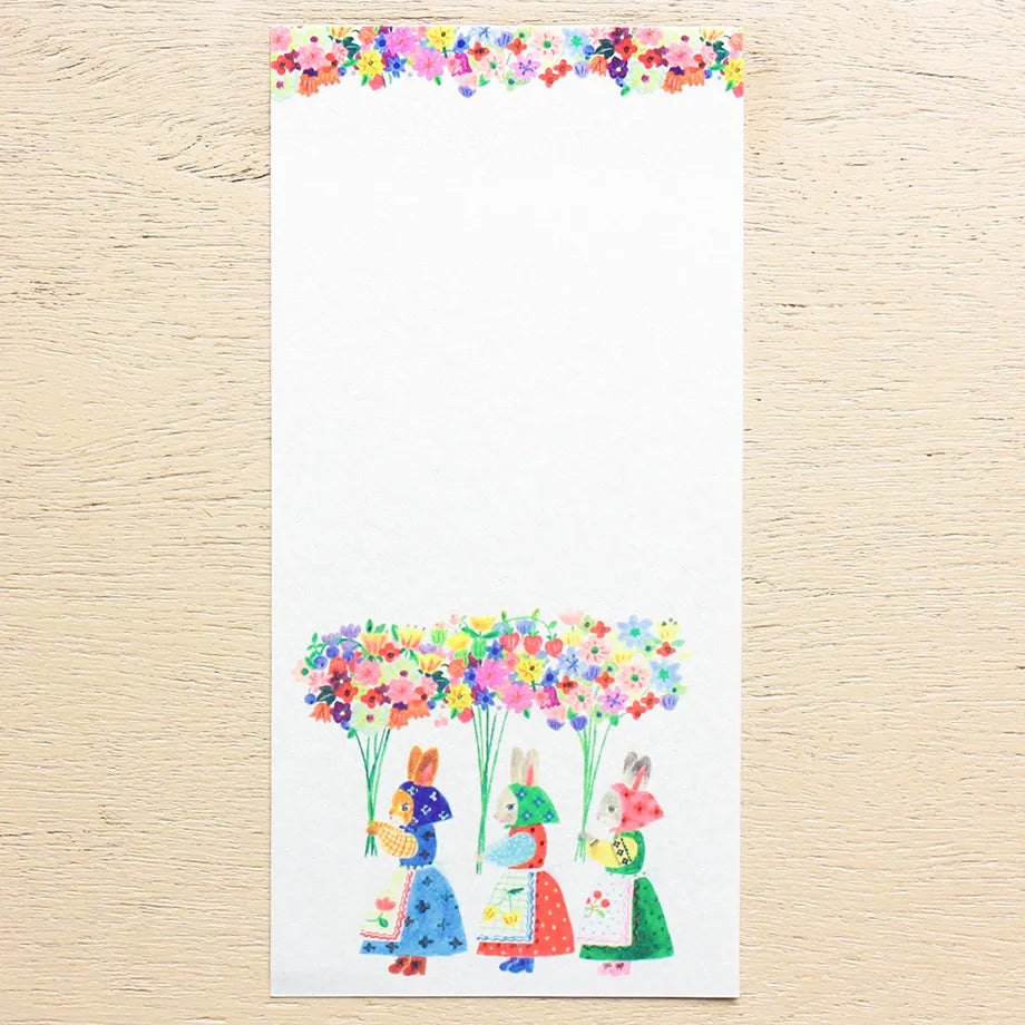 Animals dressed in fashionable clothes and cute flowers are drawn in a one-stroke note by illustrator Aiko Fukawa. Since it uses fluorescent ink, the bright color is cute. Use it to write a small letter or thank you.
It comes in a set of 4 patterns, so you can use it according to your mood and the person you are sending it to.
It is made of Mino washi paper with a pleasant rough texture, and you can also enjoy the unique writing comfort of washi paper.
Mino washi paper
4 patterns, 5 sheets each&nb