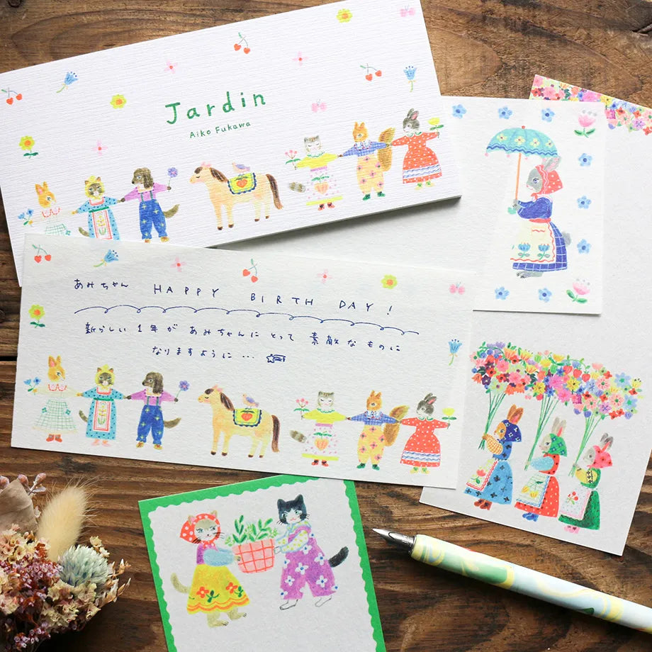 Animals dressed in fashionable clothes and cute flowers are drawn in a one-stroke note by illustrator Aiko Fukawa. Since it uses fluorescent ink, the bright color is cute. Use it to write a small letter or thank you.
It comes in a set of 4 patterns, so you can use it according to your mood and the person you are sending it to.
It is made of Mino washi paper with a pleasant rough texture, and you can also enjoy the unique writing comfort of washi paper.
Mino washi paper
4 patterns, 5 sheets each&nb