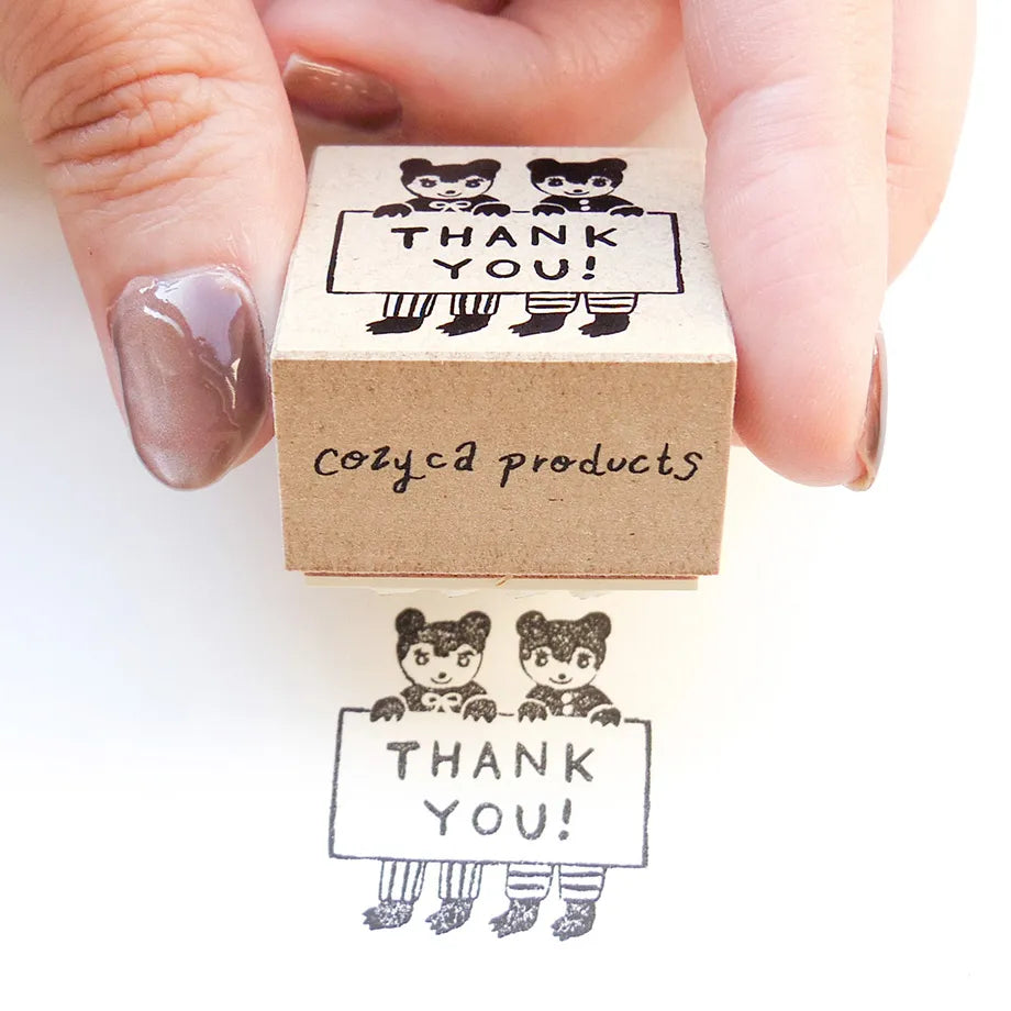 Stamp by illustrator Aiko Fukawa.
THANK YOU! A pair of cute bears holding cards and wearing a linked outfit are depicted.
Perfect for writing a thank-you message or as a card to accompany a gift.