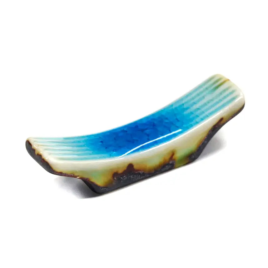 These cute ceramic rests are a perfect stationery addition to your desk! Use them for pens, paint brushes, or take them to your kitchen as a chopstick rest!
Size: 2.5"L x 0.75"H
Material: Porcelain
Weight: 1.6 oz
Origin: China