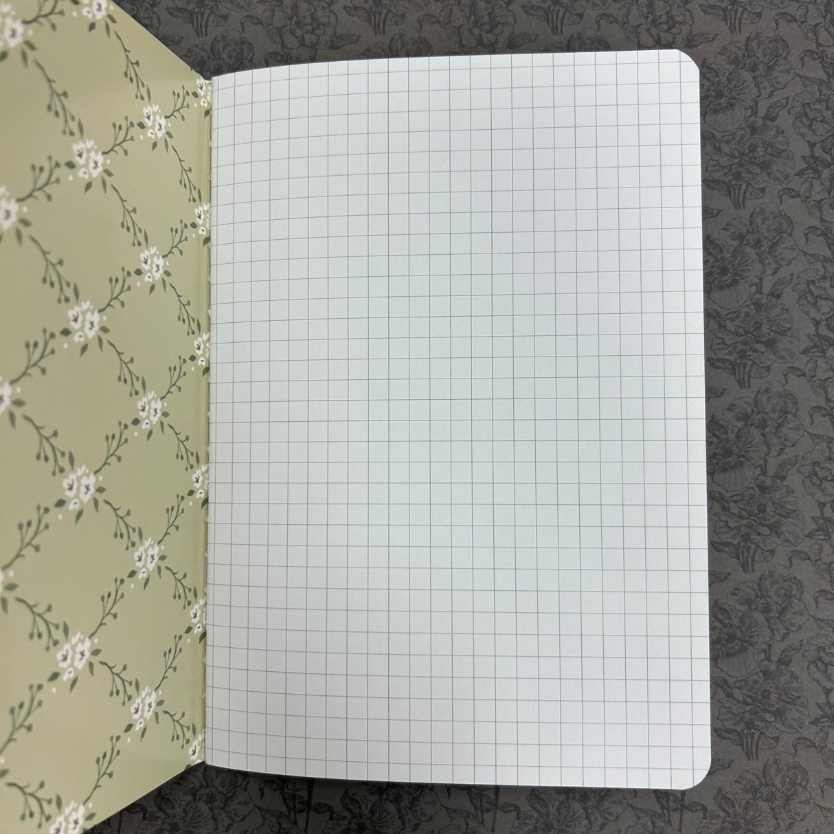 A beautifully curated B6 softcover notebook set designed for everyday creativity and planning. This set includes a grey soft notebook cover with three insert bands and three coordinating notebooks: one white dot‑grid notebook, one white grid notebook and one white lined notebook, each featuring 40 pages of thick 160gsm paper—perfect for journaling, sketching, note‑taking, and bullet planning.
Thoughtfully crafted by Archer & Olive, this bundle gives you a flexible, customizable writing system you can c