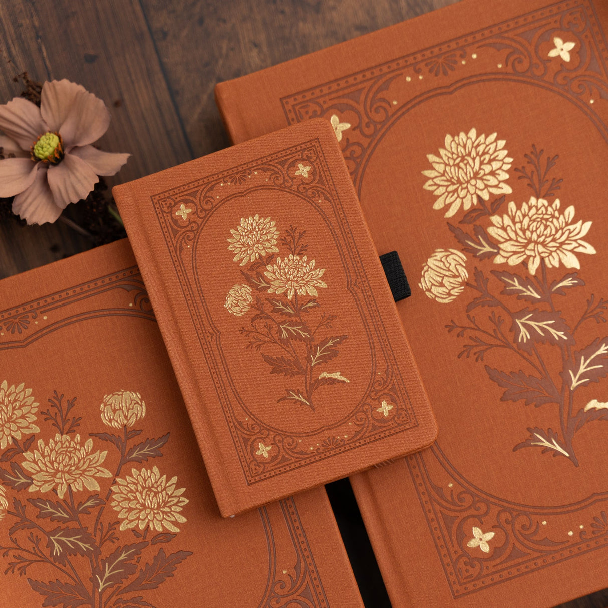 🌼 Chrysanthemum Notebook
A celebration of stillness, beauty, and the shift in seasons. The Chrysanthemum Notebook features a warm rust-toned vegan leather cover, intricately debossed and accented with radiant gold foil. Inspired by late-blooming florals, this design invites reflection, creativity, and calm.
Inside, you’ll find ultra-thick 160gsm paper that holds up to your favorite pens, markers, and creative materials without bleeding. Whether you're journaling your thoughts or sketching quiet momen