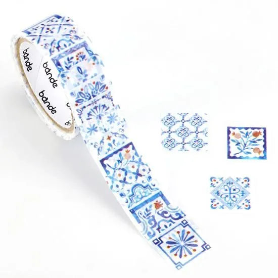 BANDE's popular patterns is back in print! Inspired by a city with a view of the sea, indigo is accented with red flowers and berries.
If you lay them in a row, it creates the impression of a real tile floor. If you stick it along the borders of your notebook or notebook, you can create a decoration that will make you smile.