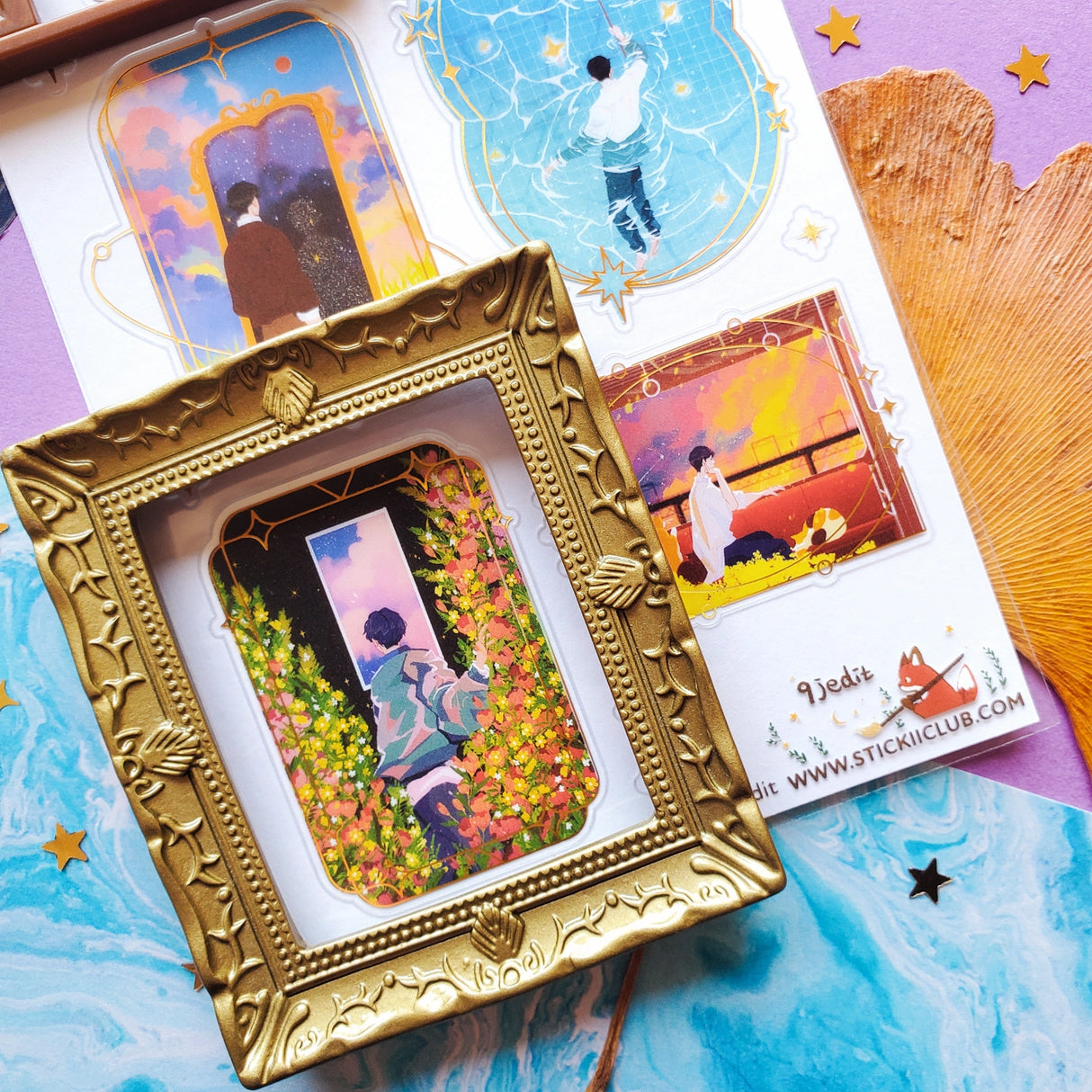 🌙⭐ Wanna get even further away? @9jedit’s got you covered with this stellar celestial set. Sometimes we can only escape in our daydreams and why would we want that to be ordinary? Think cozy reads under crescent moons, ferris wheel rides through cotton candy skies, and portals to worlds that aren’t planet earth. Take us away!
Art by: @9jedit
Top Coating: Gold foil
Adhesive Layer: PVC (plastic)
Backing Layer: Clear PET
6.69" x 3.54". Weight - 0.03lbs.
1 sheet included