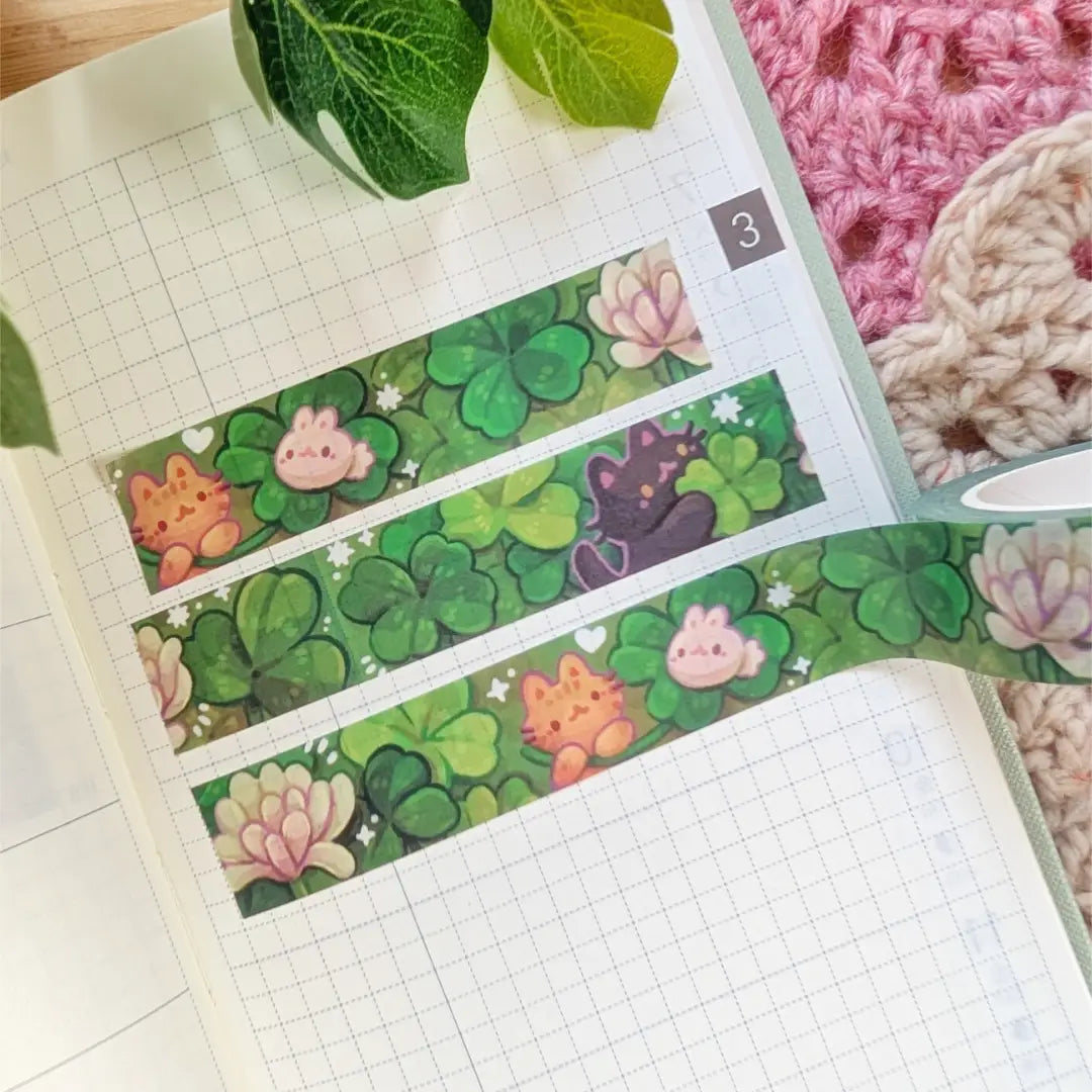 A washi tape inspired by spring clovers! Each roll of washi tape is 15mm (approximately 0.59 inches) wide and 10 meters (approximately 10.9 yards) long.
Washi tapes have a small labeling sticker with branding and design, but without extra packaging.