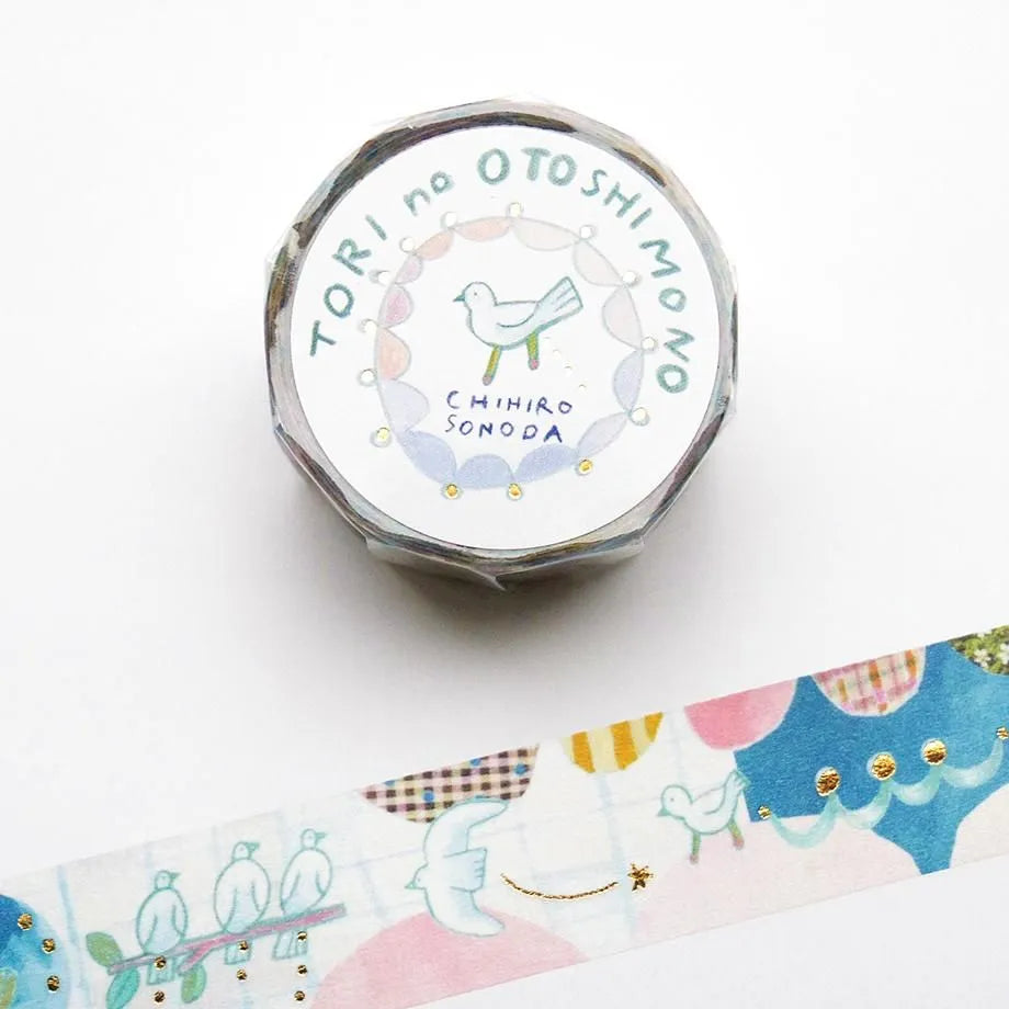 Cozyca Products - CHIHIRO SONODA Washi Tape - TORI no OTOSHIMONO
Washi tape by artist CHIHIRO SONODA, who is also known for embroidered works such as brooches and earrings. The shining gold foil-stamped "bird oyster" has a unique and cute design. Pay attention to the clear expression of the bird.
20mm wide x 5m long