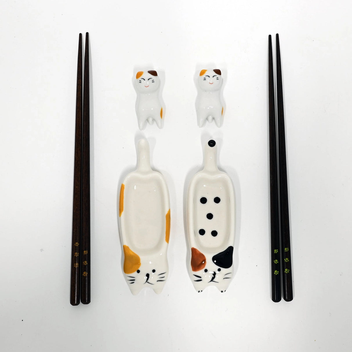 This adorable box set includes 2 sets of chopsticks, rests, and sauce dishes.
Size: Chopsticks 9 inch, Cat Sauce Dish 4 inch L
Material: Bamboo and Ceramic
Origin: China