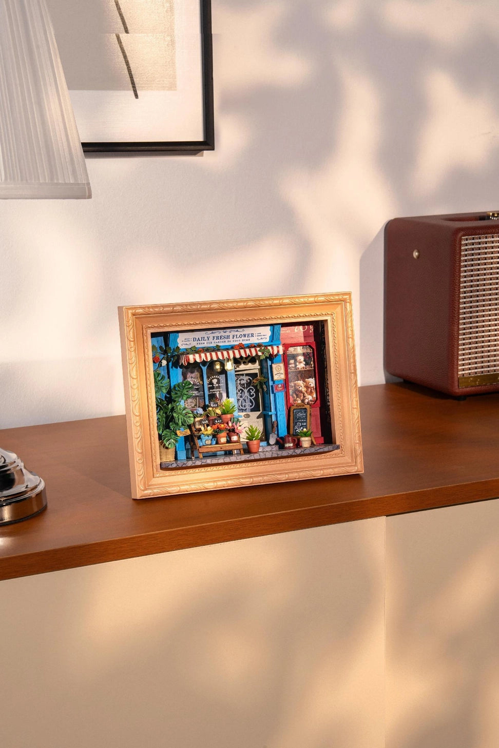 Daily Fresh Flower DIY miniature house
Assembly size: 218*82*168 mm
Package size: 287*217*108 mm
Pieces count: 183 pcs
Assembly time: 1.5 h
Item weight: 890 g
Age: 14+