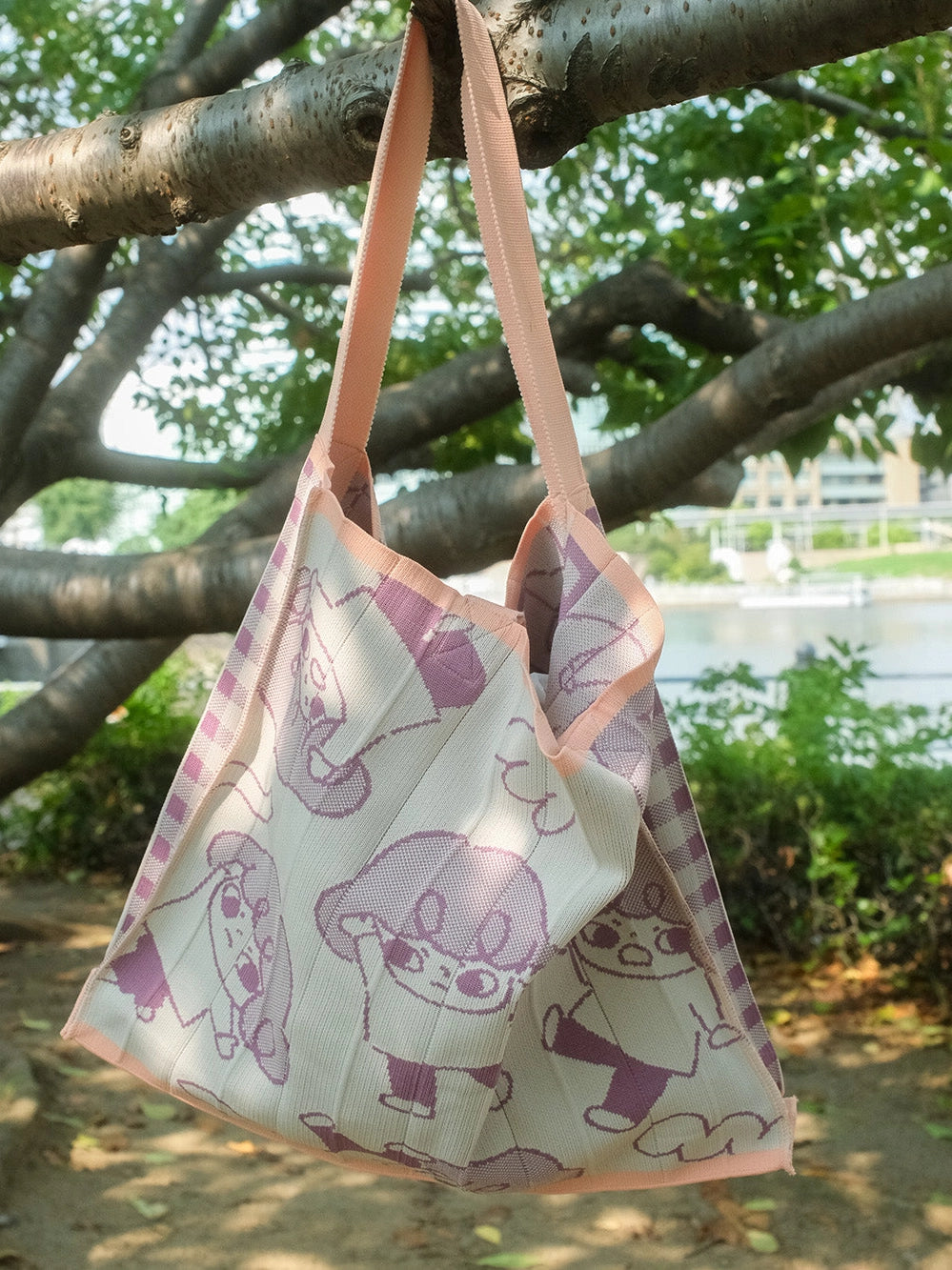 Made in collaboration with KNT365. The Dance bag features two sets of straps for hands and shoulders, and is gusseted in a gingham pattern.
Recycled polyester (one tote bag is made from approximately 4 recycled plastic bottles)
42 x 43cm x 8cm(depth), 188g
Easily clean the bag by tossing it into the washing machine (laundry net recommended)
Wrinkle free, so feel free to fold away when you don't need it!
Made locally in Japan