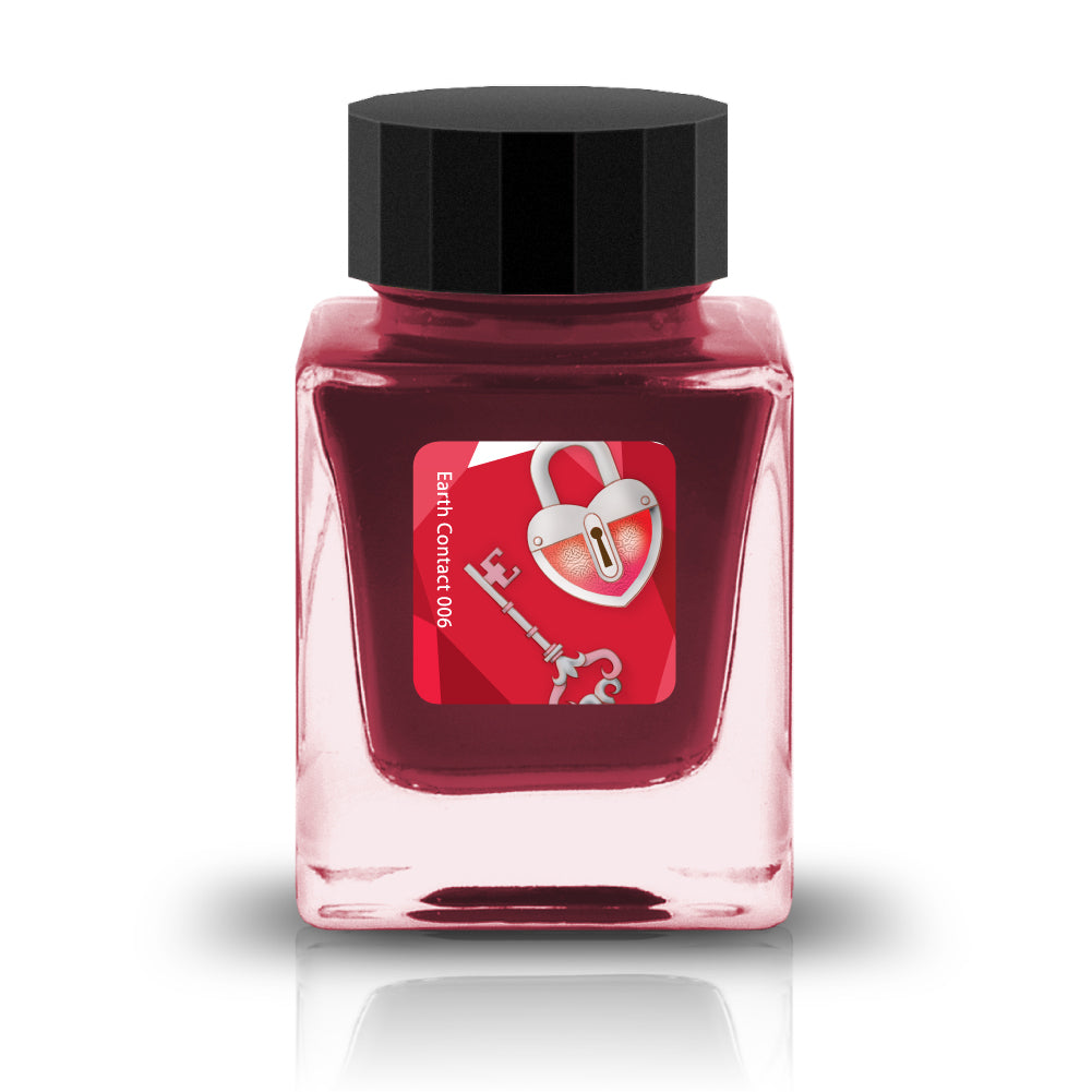 Embrace the bold and vibrant tones of nature through Tono & Lims' Earth Contact Line. Inspired by rich gemstones, each ink color is perfect for those who enjoy adding radiance to their collection. Be sure to shake the bottle well before use to evenly disperse the glitter.
RGB: 215, 28, 51
Red
Shimmering
30 ml
