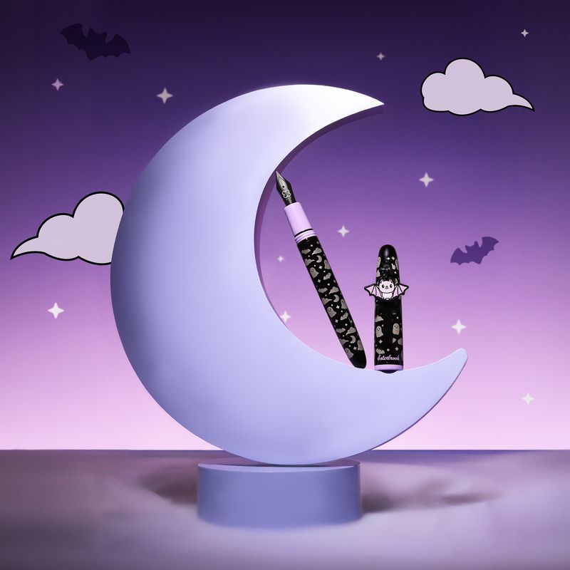 Esterbrook - Sweetly Haunted Estie Fountain Pen
Sweetly Haunted - the cute side of things that go bump in the night. A black barrel is scattered with sweet little ghosts, bats, and stars, with a soft purple accent adding an unexpected pop of color. A removable bat charm brings a little extra Halloween fun, but the subtle, playful design makes this one easy to love long after spooky
season ends. It’s a little dark, a little whimsical, and made for stationery lovers who prefer their haunt