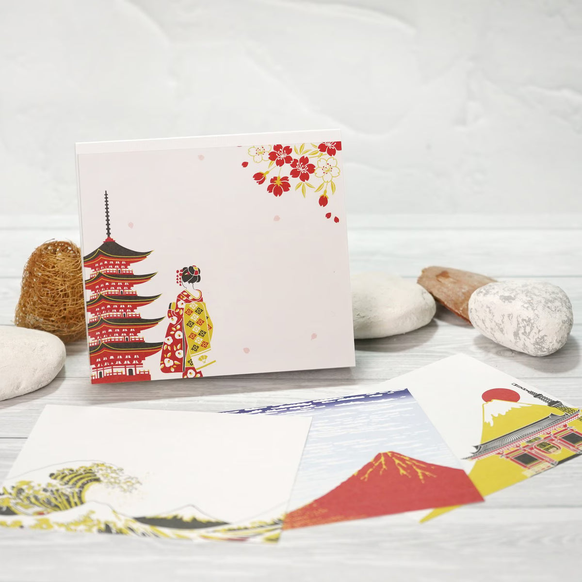 Japanese-style block memo boldly depicting Japanese landscapes. A design that stands out with vivid contrast. Of course, it can be used as a daily note, as well as a small gift card or message card. They're also appreciated as souvenirs for foreigners or as gifts from Japan!