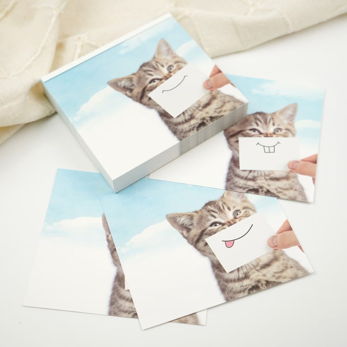 Block memo featuring a cute cat in a playful way. The design will make you smile, and it's sure to lift the hearts of those who receive it! Of course, it can be used as a daily note, as well as a small gift card or message card.