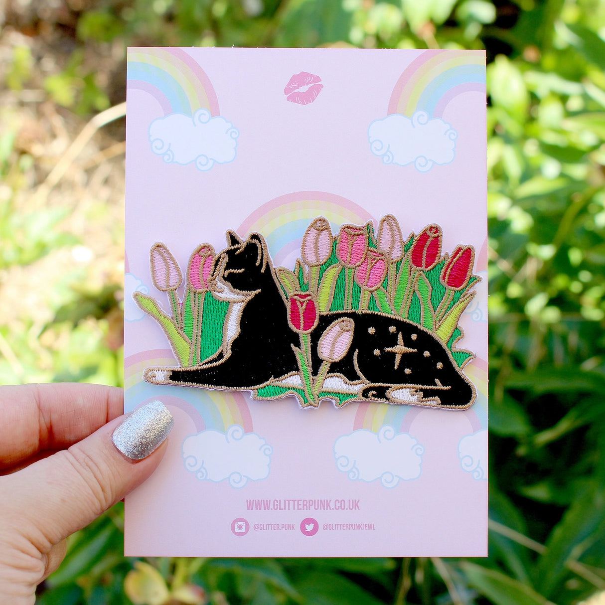Cats love nothing better than relaxing in a flower bed – and this cute cat is no exception! This awesome embroidered patch features a black and white tuxedo cat lying down in some pink tulips.
Beautifully woven with black, white, pink, green and gold threads, this fabulous patch with brighten up any coat, bag or hat!
Measurements: 100mm wide