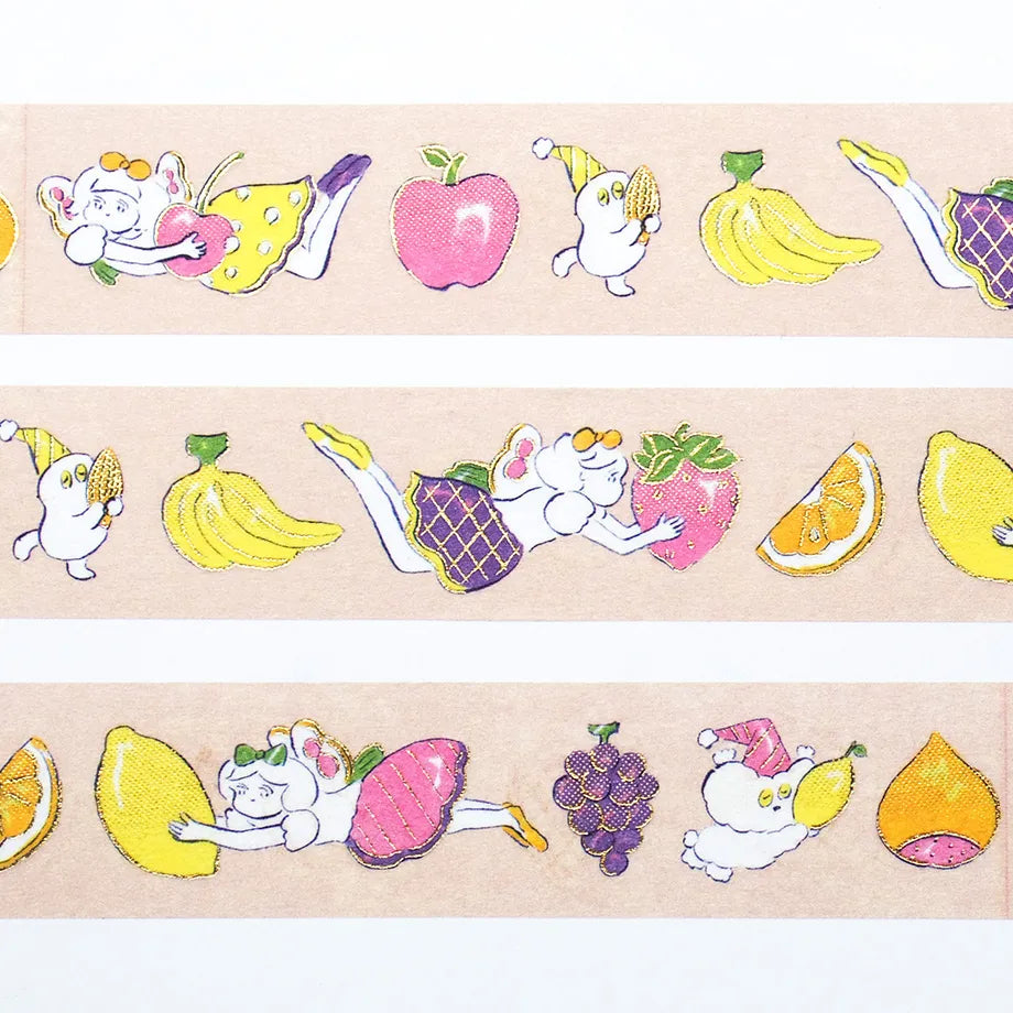 Foil-stamped masking tape by illustrator Heisuke Kitazawa. Apple, lemon, grapes... Everyone is depicted in a line carrying colorful items. The entire tape is delicately adorned with sparkling gold foil embossing, adding a design accent. Cut short to use as stickers, or as a pop point in wrapping or decoration.
✨ Product Features
Gold foil stamping for a subtle, elegant shine
Perfect for decorating planners, journals, cards, gifts, and scrapbooks
High‑quality Cozyca Products washi tape
Size: 20