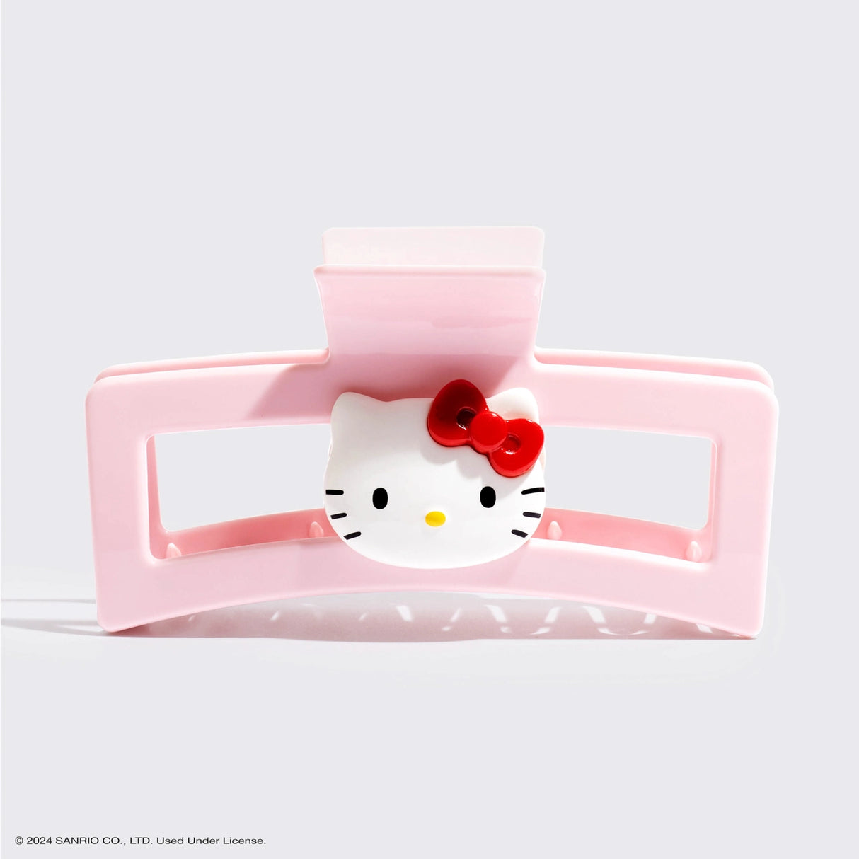 A playfully pink clip featuring Hello Kitty and her iconic red bow, perfect for adding her signature sweetness to your hairstyle.
Great for half-up styles, buns, and everyday updos. Lightweight, durable, and easy to wear!