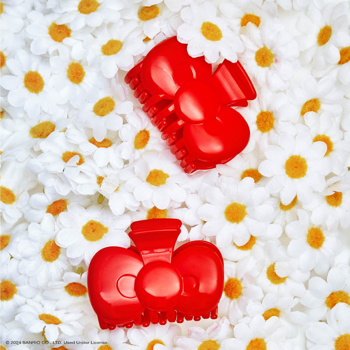 You can never have too many…bows! Get Hello Kitty’s signature look when you style this bow-shaped clip in your strands
Great for half-up styles, buns, and everyday updos. Lightweight, durable, and easy to wear!