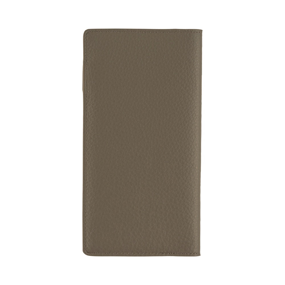 The front of the cover is in a warm gray, while the back is in a cool-toned light blue. A specialized process was used to create this dual-tone on one single piece of leather. The unique sleekness of the leather makes it soft to the touch, and thanks to its finely grained texture, scuff marks will be less visible.