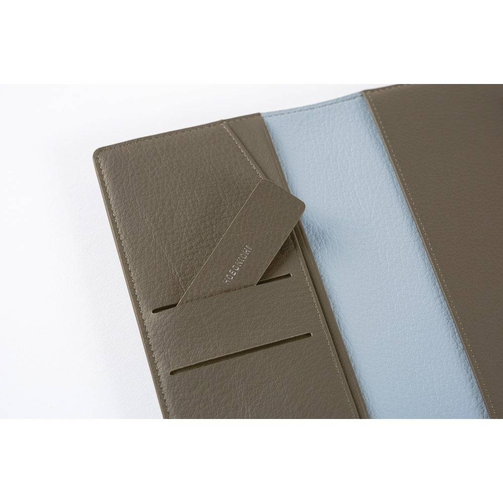 In the cover interior, you will find a slit-type pocket, perfect for storing business and other cards. Included is a small bookmark, made with the same leather as the cover and pressed in gold foil with the Hobonichi logo. You can put this between the pages to always find your place.