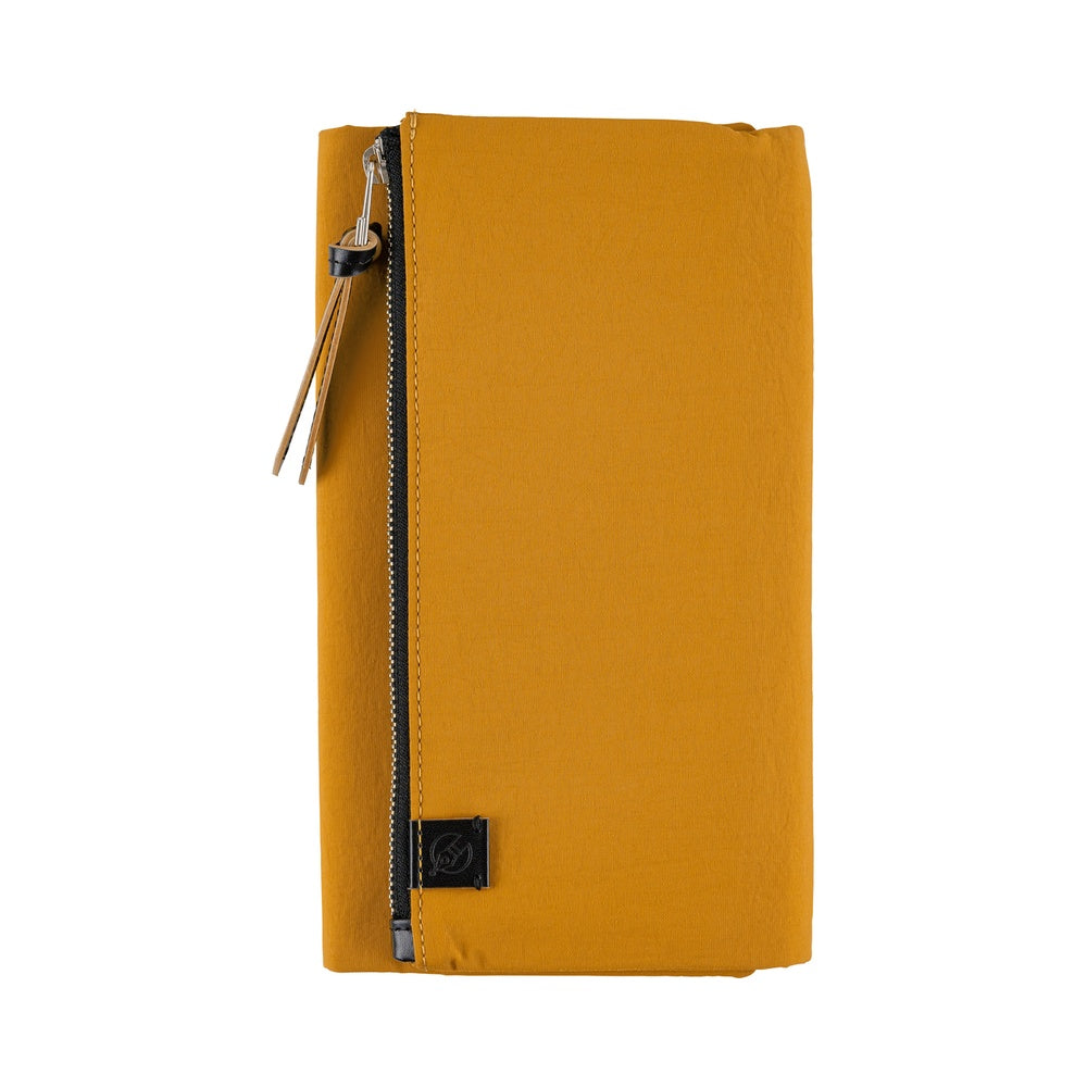 This cover is designed to carry your techo along with important tools like pens and stationery. The name “tragen” comes from the German word meaning “to carry.”