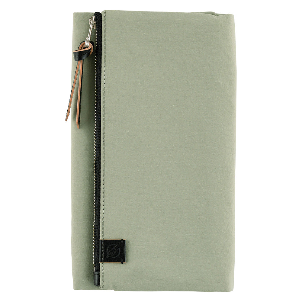 It features a spacious pocket, yet the appearance of the cover remains simple and sleek. The cover is light and comfortable to hold despite its tri-fold design with magnets.