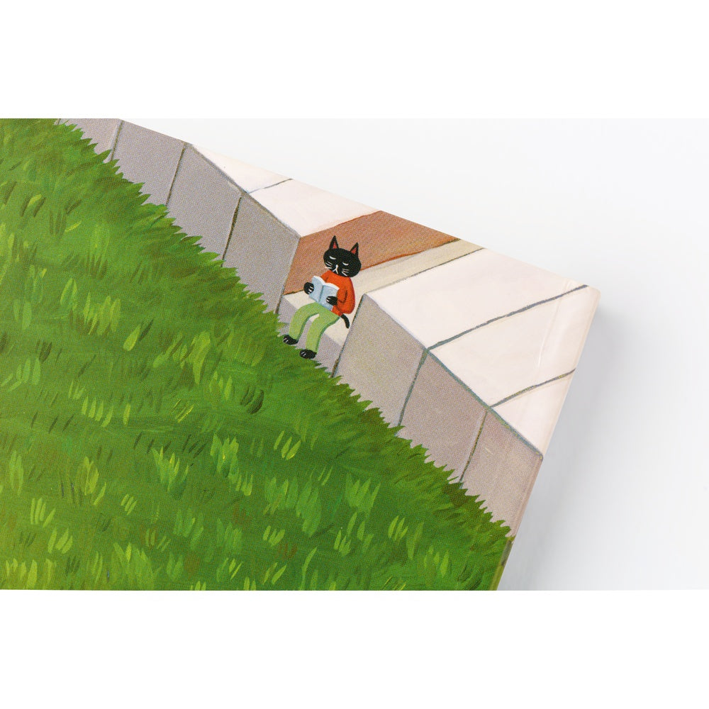 On the back of the cover, a black cat is quietly reading a book. This cat also has something about its expression that makes you want to understand its deepest feelings, the thoughts quietly tucked into the corners of its heart as it sits there on the keyboard all by itself.