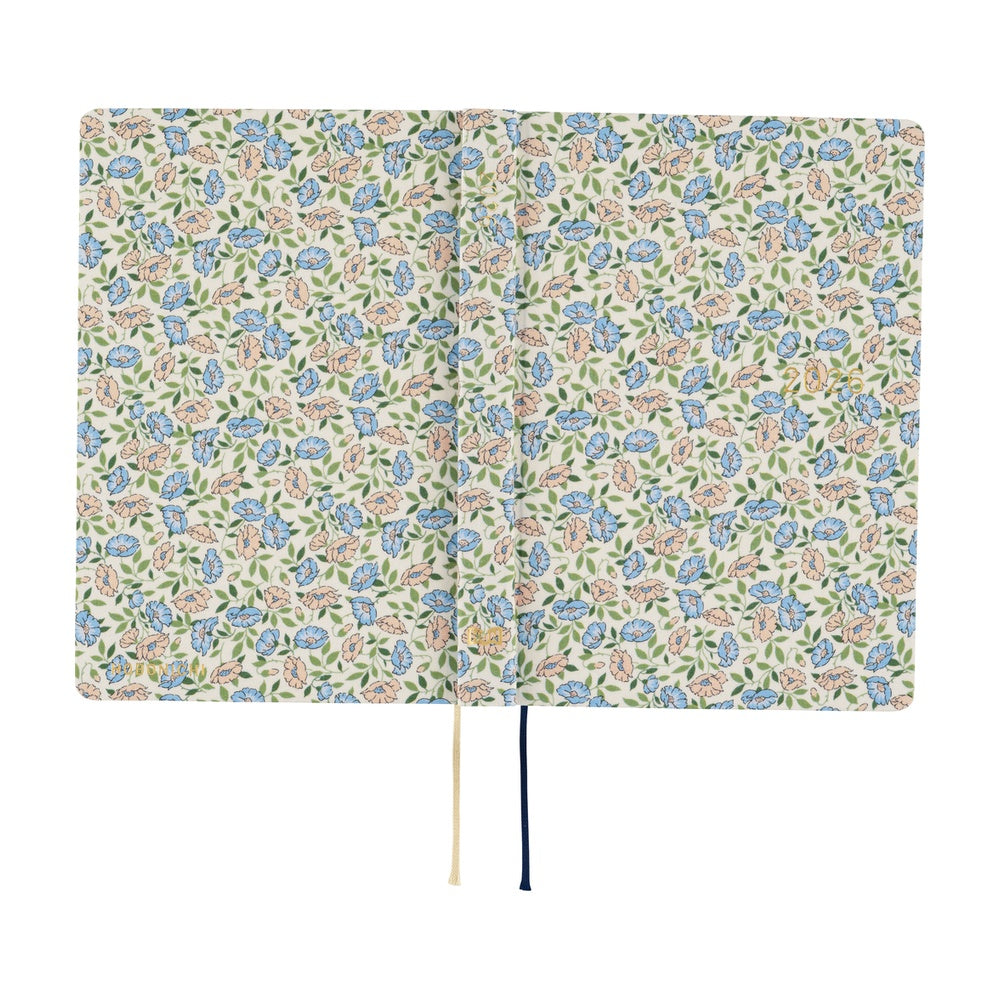 A brand born in England, Liberty Fabrics has gained fans around the world, and this HON features their printed fabric.
The HON is a hardcover design already attached to the Techo, with a one-page-per-day format as its main feature.