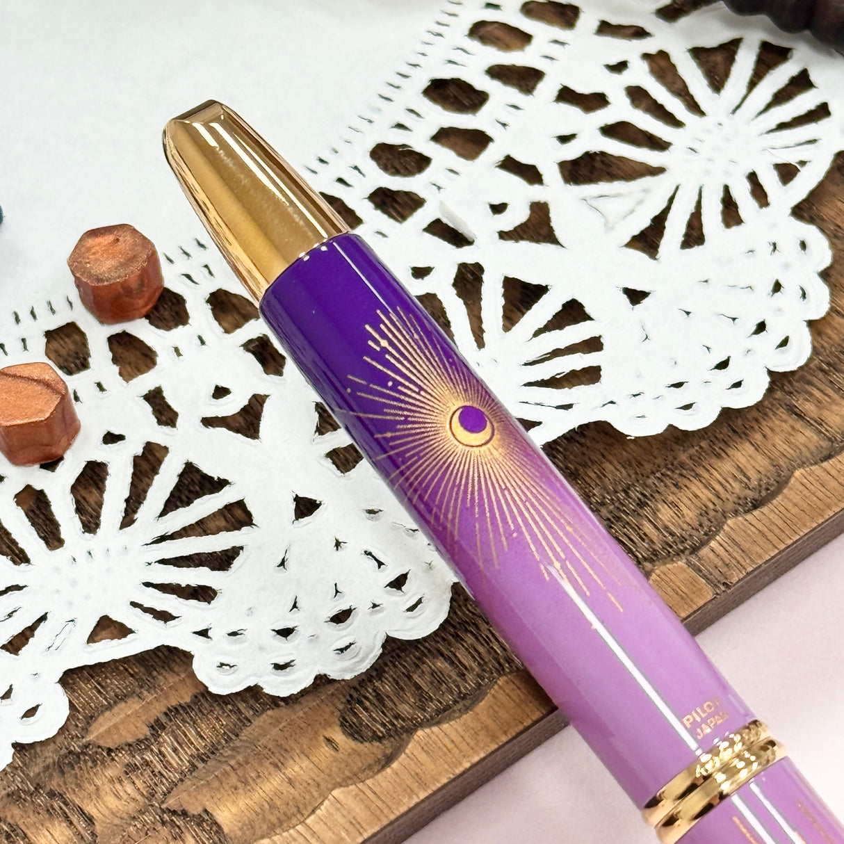 For 35 years, Kin Chi has been part of countless writing moments, each stroke as soft as moonlight and as fluid as starlight.
To honor this milestone, Kin Chi introduces the 35th‑anniversary Pilot Capless Starry Moon. Its pink‑to‑purple gradient, paired with matte gold moon and star motifs, reflects the quiet brilliance of the night sky and celebrates Kin Chi’s luminous 35‑year journey.