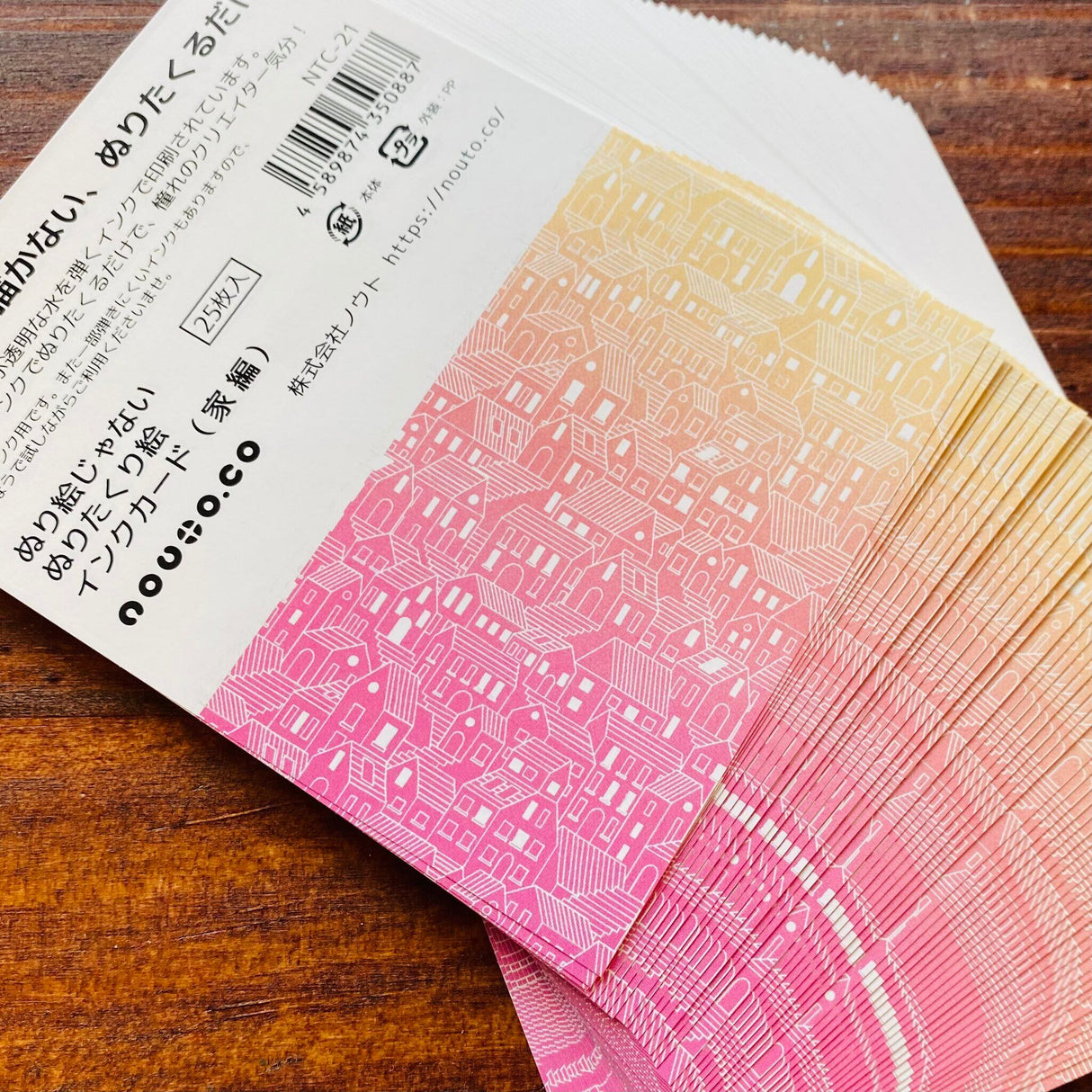 Apply your own ink to a postcard and mail it to your friends! Just apply ink and have beautifully designed postcards. These cards have a printed design on paper with ink that repels water, which allows pictures and letters to appear when you color with water-based fountain pen ink.
These are best used with water-based inks in general, but dye inks are more suitable than pigment inks (they are easier to refresh cleanly). In rare cases, some inks are difficult to reject, so please try them out before us