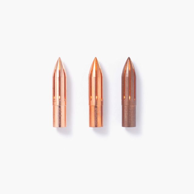 The copper nib was born from a desire for a durable and practical dip pen nib. Enjoy a variety of line widths from fine to broad by tilting the nib at different angles. Fits most nib holders as well as those from our range.
The nib was designed by Yuto Yamazaki of Kuramae-based design studio Alloy. The nib tip has been rounded and polished with meticulous care, providing a remarkably smooth writing experience that defies expectation. Perfected over many iterations, the innovative nib is like no other.
Abo
