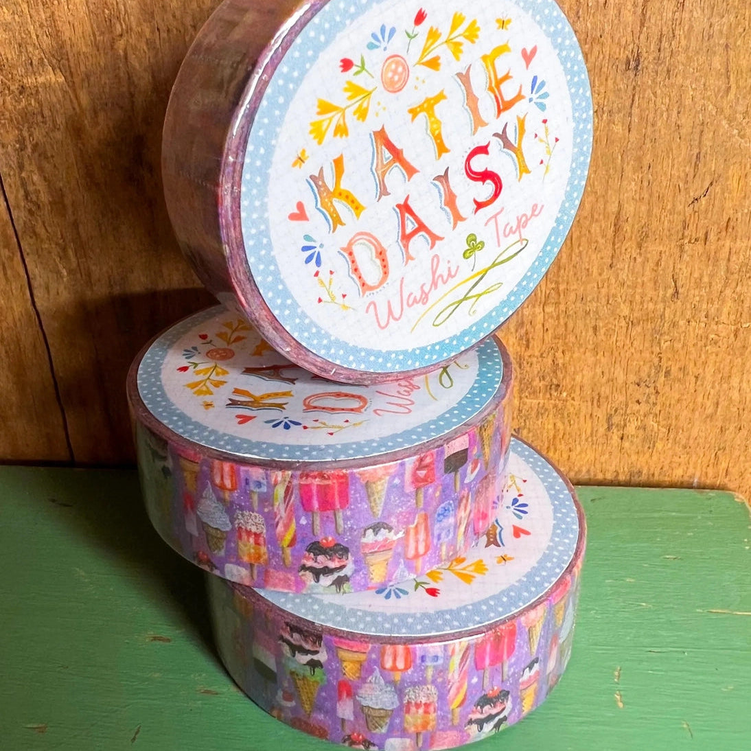 There are so many uses for washi tape! You can use it for scrapbooking, gift wrapping, and even home decor projects :) Add some extra charm to your letter-writing, use it to tack up photos... the possibilities are endless!
Details:
* Traditional washi tape, printed on rice paper
* Each roll is 15mm wide, 10m long, and the pattern reprints every 350mm.
* Semi-transparent 