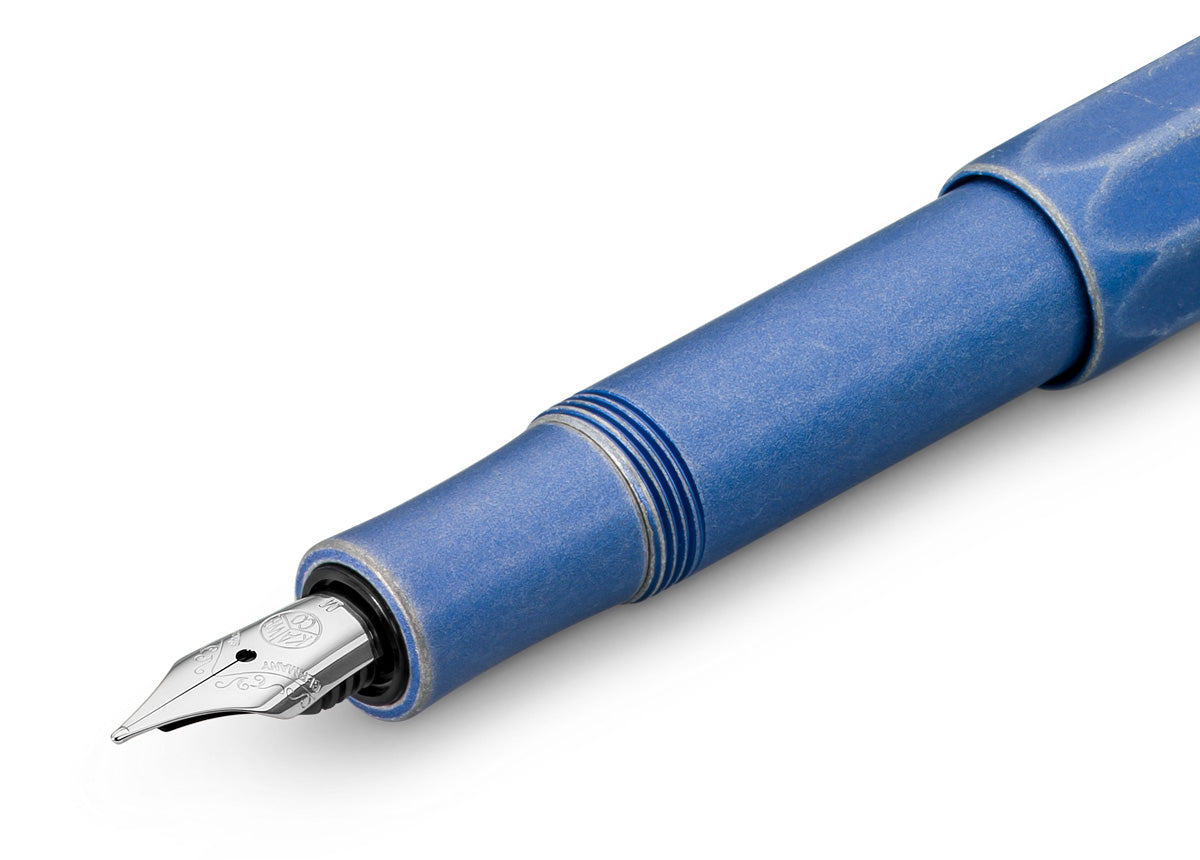 Kaweco AL SPORT Fountain Pen Stonewashed Blue
The AL Sport fountain pen in Stonewashed Blue not only has a casual look but also fits snugly in your hand.
The metallic body is made of high-quality aluminium and grants an unique haptic experience. Its fine surface imparts elegance.