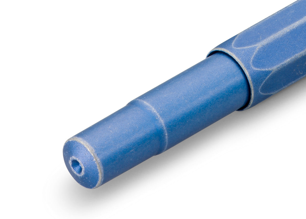 Kaweco AL SPORT Fountain Pen Stonewashed Blue
The AL Sport fountain pen in Stonewashed Blue not only has a casual look but also fits snugly in your hand.
The metallic body is made of high-quality aluminium and grants an unique haptic experience. Its fine surface imparts elegance.