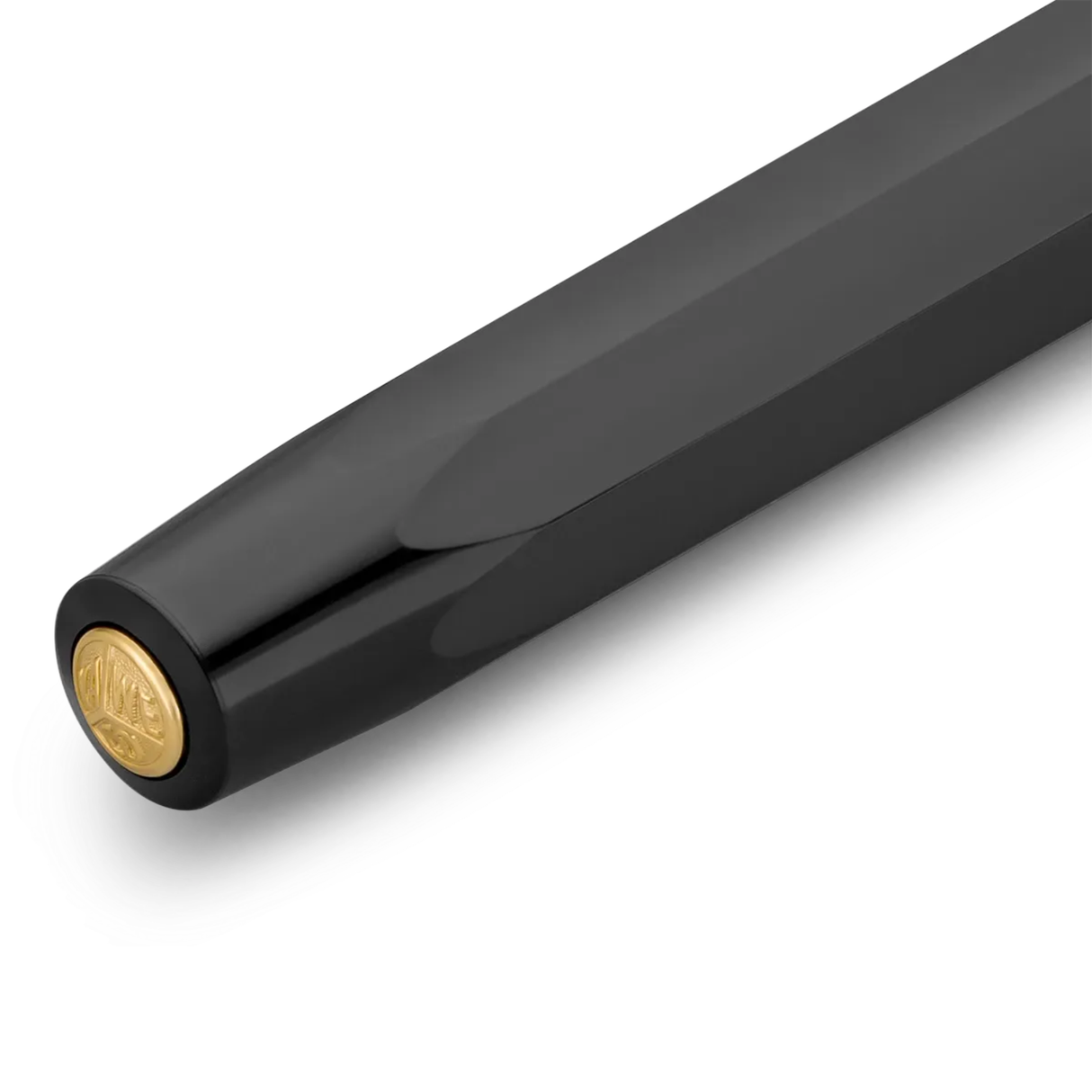 Kaweco CLASSIC SPORT Rollerball - Black
All black everything - our rollerball in black cuts a fine figure with everything. Elegant and classic, the colour can be combined with various notebooks, papers and other accessories.
The Kaweco Sport has been around since 1911. The rollerball for the bag has a size of only 10.5 cm when closed and grows to a normal size of 13 cm with the cap on.
The invention of the rollerball enables particularly easy and gliding writing. The gel flows uninterruptedly over the ce