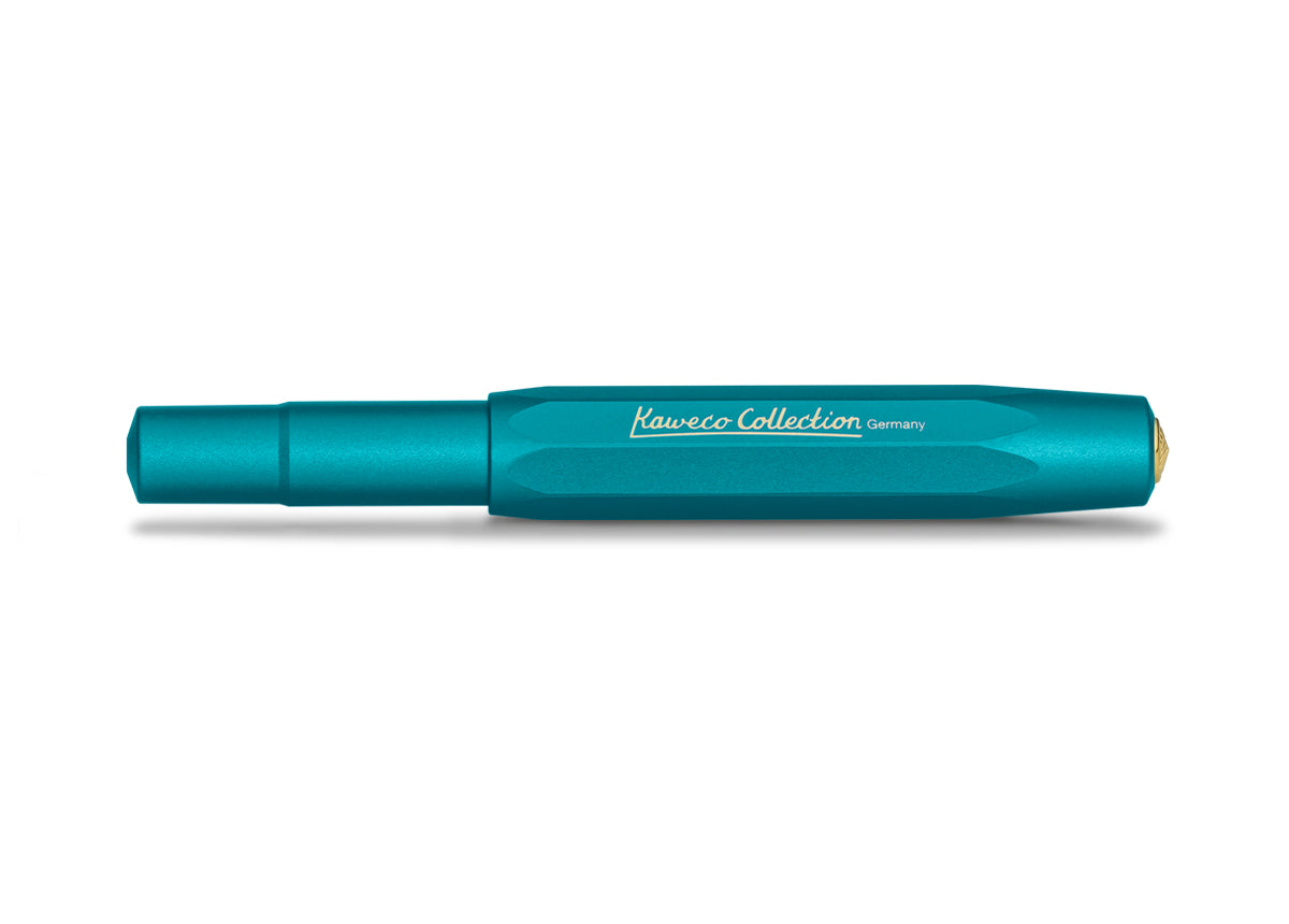 With the new Kaweco Collection variant, you embark on an exotic trip. The inspiration for this magnificent fountain pen has come from the rare blue iguana. Thus, the Kaweco icon shines in a fantastic blue-green anodisation. Especially the silk-matt finish of the surface and the distinctive haptic of the aluminium body create a graceful appearance. The gold-plated elements complete the design perfectly.
In 1911 something remarkable by the name of Kaweco Sport was created. The pocket-sized fountain pen only