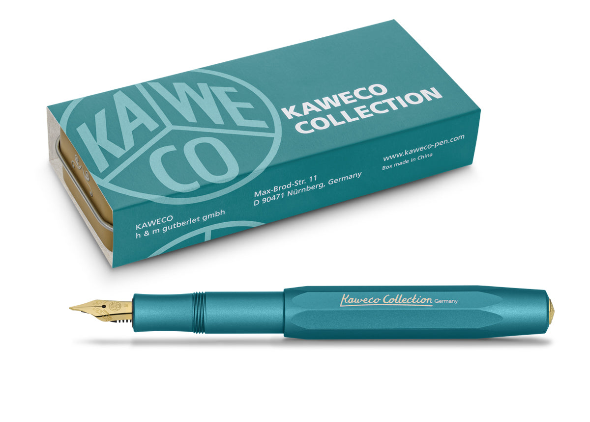With the new Kaweco Collection variant, you embark on an exotic trip. The inspiration for this magnificent fountain pen has come from the rare blue iguana. Thus, the Kaweco icon shines in a fantastic blue-green anodisation. Especially the silk-matt finish of the surface and the distinctive haptic of the aluminium body create a graceful appearance. The gold-plated elements complete the design perfectly.
In 1911 something remarkable by the name of Kaweco Sport was created. The pocket-sized fountain pen only