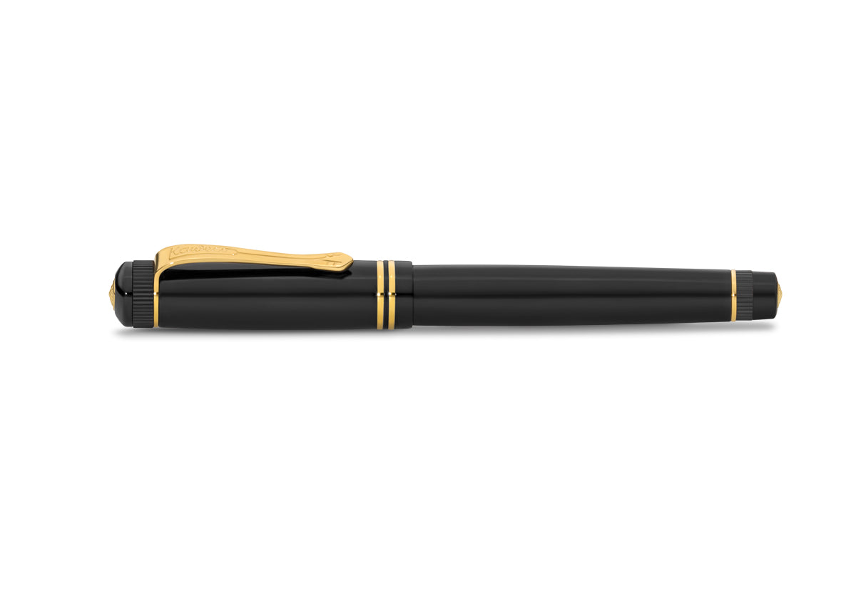 The decorative elements and proportions are based on those of the golden 1920s. This treasure of the German heyday of art, culture and science has been preserved in detail.
The fountain pen consists of more than 20 individual parts. Cap, shaft and grip section, are made of deep black acrylic (PMMA) and polished and assembled by hand.
You can choose between five nib sizes, ranging from extra fine (EF) to extra broad (BB). All nibs are made in Germany. It contains a Royal Blue ink cartridge as standard.
Ma