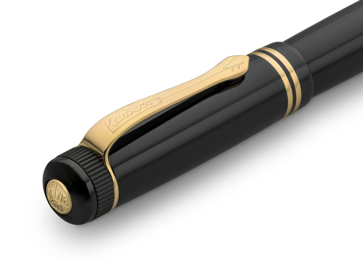 The decorative elements and proportions are based on those of the golden 1920s. This treasure of the German heyday of art, culture and science has been preserved in detail.
The fountain pen consists of more than 20 individual parts. Cap, shaft and grip section, are made of deep black acrylic (PMMA) and polished and assembled by hand.
You can choose between five nib sizes, ranging from extra fine (EF) to extra broad (BB). All nibs are made in Germany. It contains a Royal Blue ink cartridge as standard.
Ma