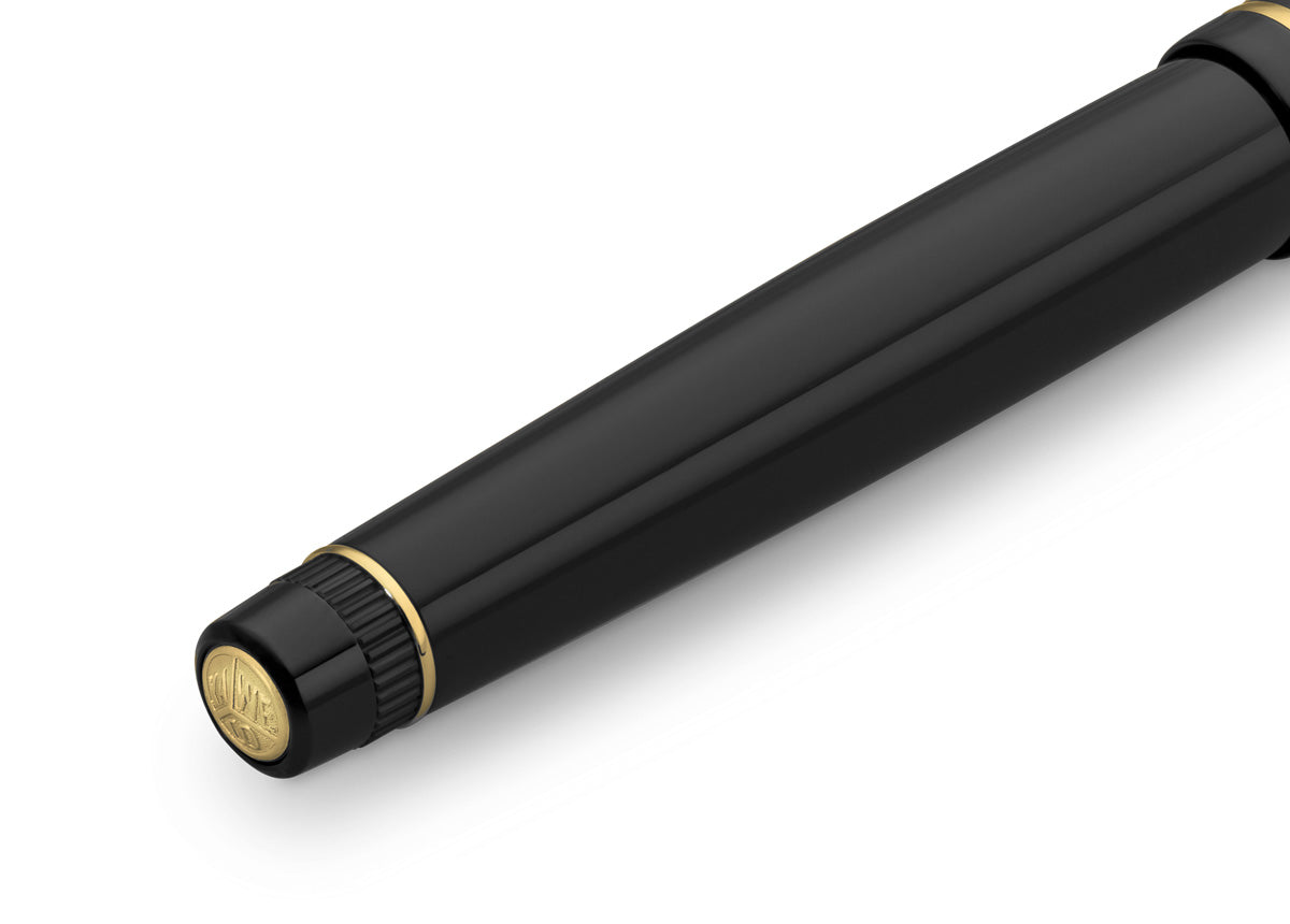 The decorative elements and proportions are based on those of the golden 1920s. This treasure of the German heyday of art, culture and science has been preserved in detail.
The fountain pen consists of more than 20 individual parts. Cap, shaft and grip section, are made of deep black acrylic (PMMA) and polished and assembled by hand.
You can choose between five nib sizes, ranging from extra fine (EF) to extra broad (BB). All nibs are made in Germany. It contains a Royal Blue ink cartridge as standard.
Ma