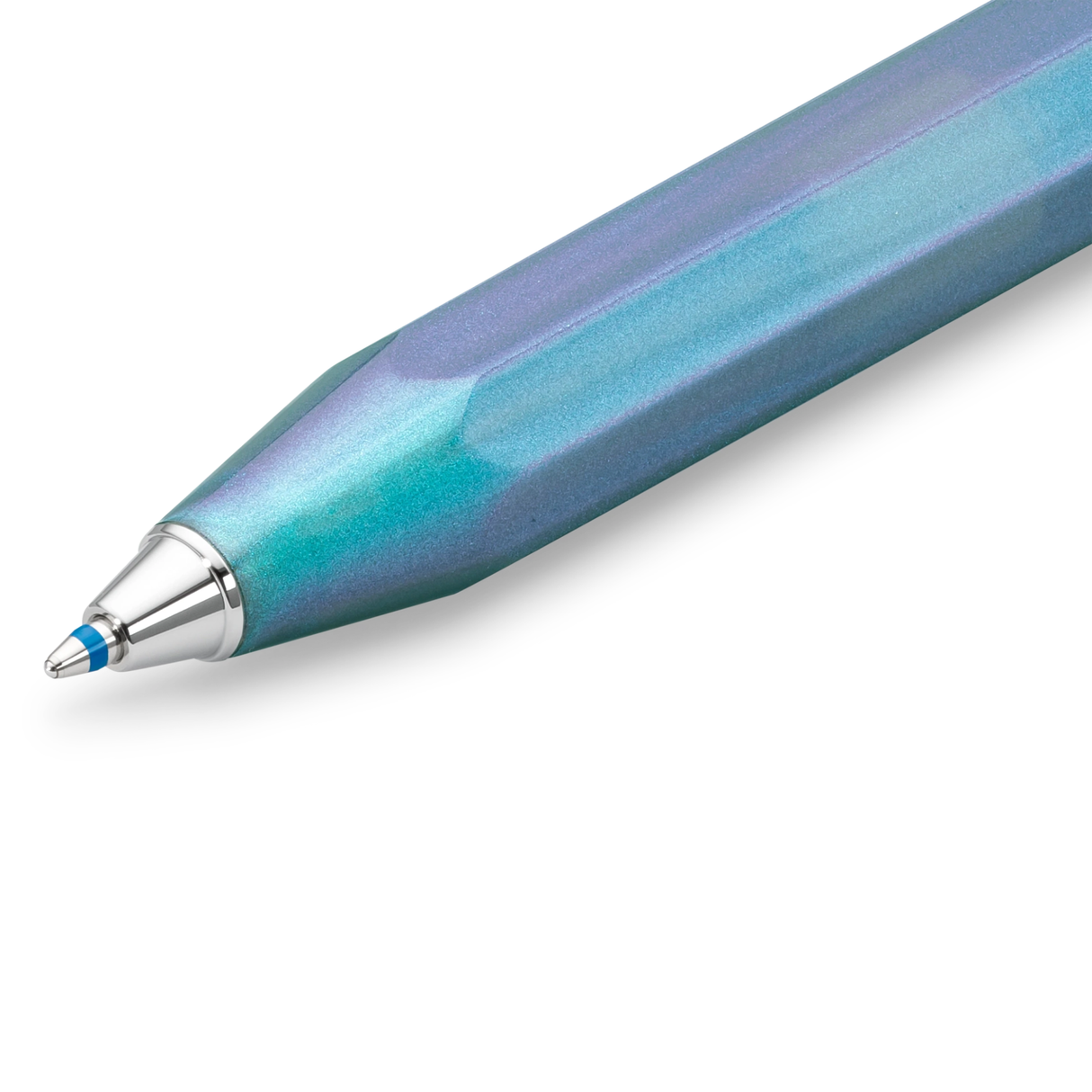 Mysterious as the moon
Houston, we have a new series: the new LUNAR SPORT takes its first steps into the Kaweco standard range. Now the series sparkles again in two more magical nuances: While our Shadow Blue is reminiscent of mysterious galaxy nebulae in the space depths, the Light Blue shines with its more subtle and gentle properties, like forget-me-nots in full bloom.
Both are imbued with an intriguing, iridescent color change that makes the blue and purple hues dance on the surface of the pencil, dep