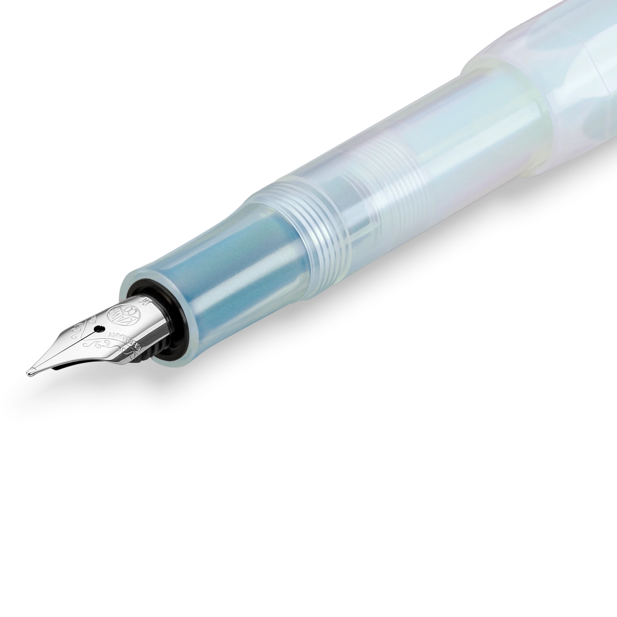 Kaweco LUNAR SPORT Fountain Pen - Light Blue
Mysterious as the moon
Houston, we have a new series: the new LUNAR SPORT takes its first steps into the Kaweco standard range. Now the series sparkles again in two more magical nuances: While our Shadow Blue is reminiscent of mysterious galaxy nebulae in the space depths, the Light Blue shines with its more subtle and gentle properties, like forget-me-nots in full bloom.
Both are imbued with an intriguing, iridescent color change that makes the blue and purple